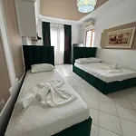 Stylish With Private Terrace - Side דירה