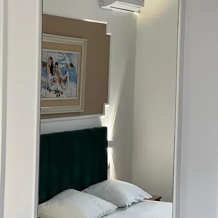 Апартаменты Stylish With Private Terrace - Side *