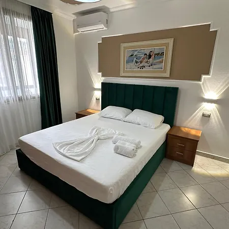 Stylish With Private Terrace - Side